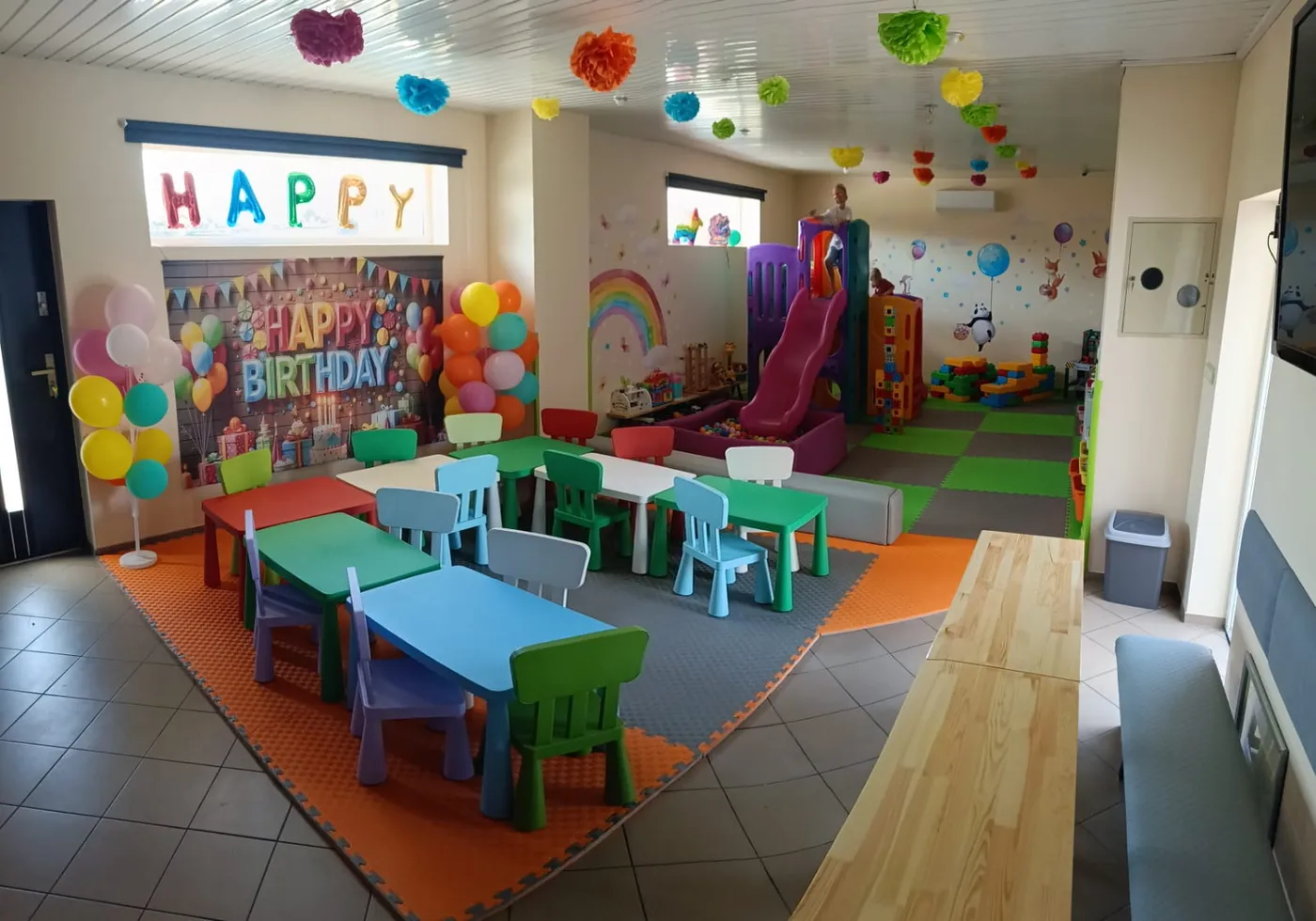 Sala urodzinowa Kolorando — stoliki dla dzieci, ścianka „Happy Birthday" i strefa zabaw